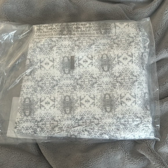 Laurie Felt Geometric patterned Cropped Capri Denim, Size Medium - Picture 4 of 4